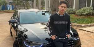 Sukses di Usia Muda, Ini 10 Potret Athalla Naufal Berpose dengan Mobil Mewahnya