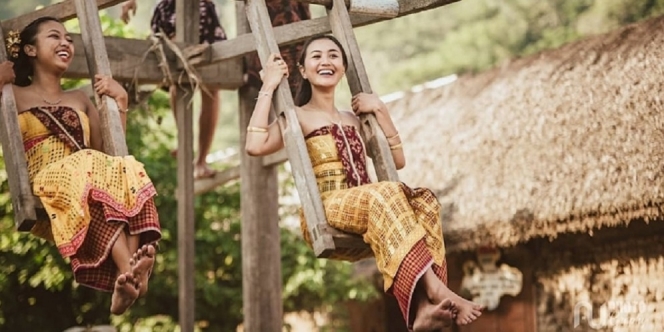 Pesona Permainan Ayunan Tradisional Bali yang Hanya Bisa Dinaiki Oleh Para Remaja Perempuan