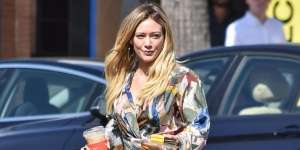 Lagi Hamil Anak ke-3, Hilary Duff Positif Covid-19