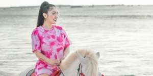 Bikin Pangling, Potret Gebby Vesta Pakai Baju Adat Jawa Ini Terlilhat Kalem!