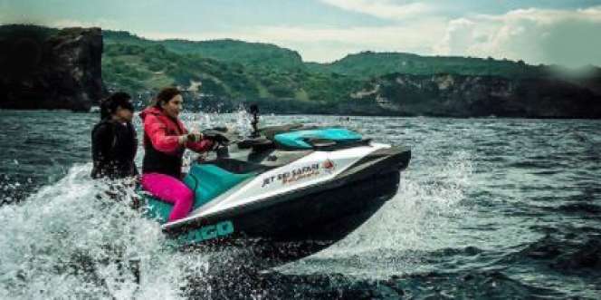 Momen Ashanty Main Jet Ski Sendiri Sampai Terjang Ombak Besar, Keren Banget!