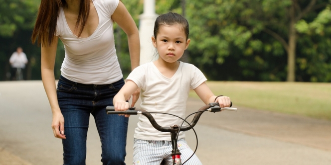 Kapan Ya Mom Usia Ideal Bagi Anak untuk Belajar Naik Sepeda?