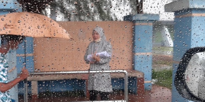 Kisah Inspiratif Ibu Noor, Guru yang Rela Hujan-Hujanan Demi Beri Modul untuk 38 Siswanya