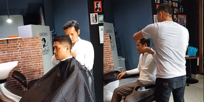 Gak Terima Sama Hasilnya, Pelanggan Ini Pangkas Balik Rambut Si Tukang Cukur