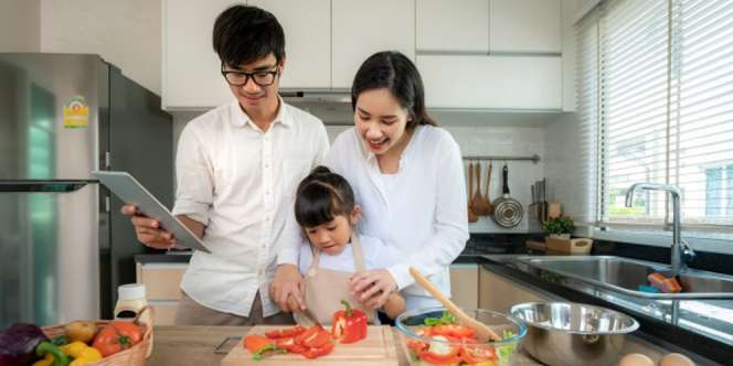 Ini Alasan Orang Tua Harus Berhenti Menyiapakan Bekal untuk Anak