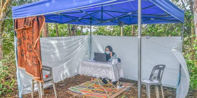 Susah Akses Internet, Ayah Ini Rela Bangun Tenda di Atas Bukit Demi Putrinya Bisa Ikut Kelas Online