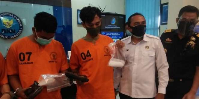 Jalannya Pincang, Ternyata Pria Ini Sembunyikan Sabu di Sandal Saat Naik Pesawat