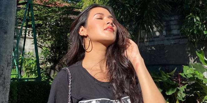 Biasa Tampil Glamour, Gaya Kasual Raisa Ini Berhasil Curi Perhatian Netizen