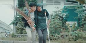 Bikin Terharu, Ini 10 Potret Betrand Peto Bantu Orang Kecil dalam Videoklip 'Kita Semua Sama'