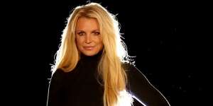 Lirik Lagu Swimming In The Stars - Britney Spears