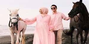 Lagi Babymoon, Potret Zaskia Sungkar dan Irwansyah di Bibir Pantai Ini Keren Banget!