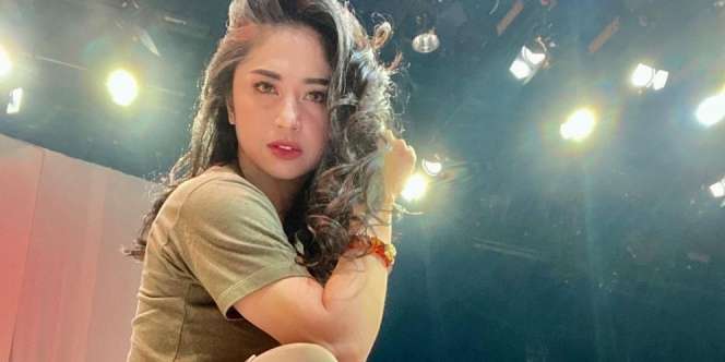 Dewi Perssik Posting Video di Instagram, Netizen Malah Dibuat Salah Fokus sama Kumisnya