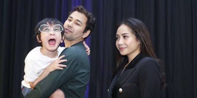 Nagita Slavina Pamer Hasil Test Pack, Rafathar Punya Adik Baru?