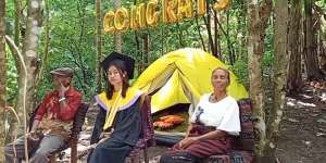 Jalani Wisuda Online di Tengah Hutan, Alasan Mahasiswi Ini Bikin Haru