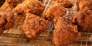 Cara Membuat Ayam KFC yang Krispi namun Juicy ala Tiga Chef Terkenal, Dijamin Anti Gagal