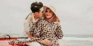 Sweet Banget, Ini Deretan Gaya Maternity Shoot Zaskia Sungkar di Bali yang Memesona