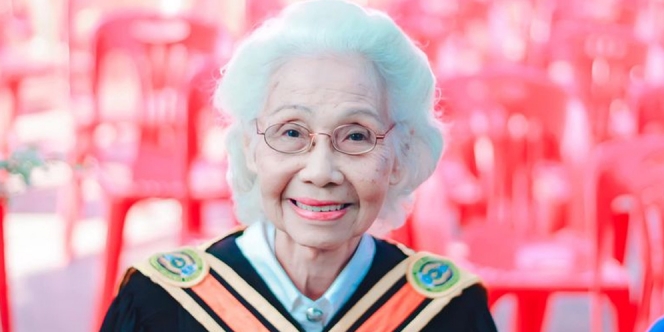 Kisah Insipiratif Sathaporn Phrom Sri, Sosok Nenek Viral yang Lulus Kuliah di Usia 88 Tahun!