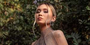 Lirik Lagu Hallway Weather - NIKI