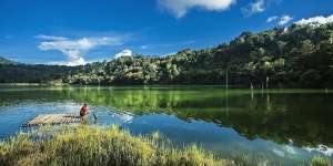 Potret Indah Danau Linow, Surga Tersembunyi di Sulawesi Utara yang Romantis Banget