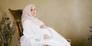 7 Potret Maternity Shoot Vebby Palwinta Ini Terlihat Sangat Simple dan Romantis