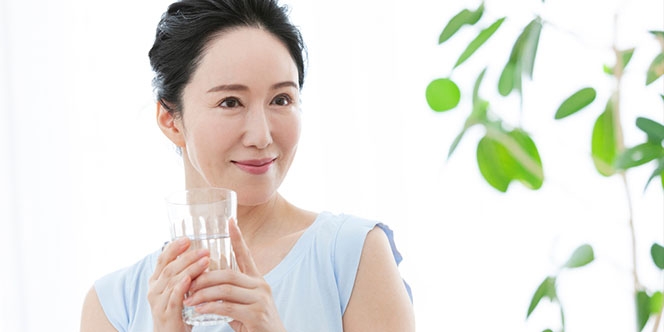 Banyak Minum Air Putih Bisa Hilangkan Kerutan di Wajah, Benar Nggak Sih?