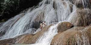 Uniknya Curug Bibijilan, Air Terjun yang Alirannya Keluar dari Bebatuan Kapur