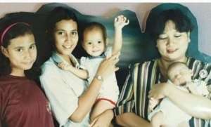 9 Potret Selebriti dengan Ibunya di Waktu Kecil, Dari Via Vellen hingga Anya Geraldine