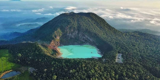 Menikmati Keindahan Indonesia dari Puncak Gunung Patuha