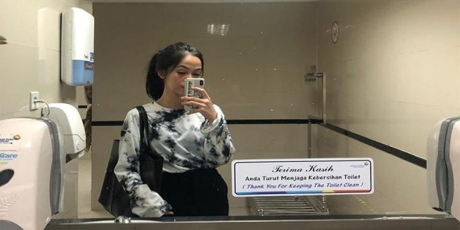 Lakukan Mirror Selfie di Dalam Toilet, Sosok Misterius di Foto Wanita Ini Bikin Merinding