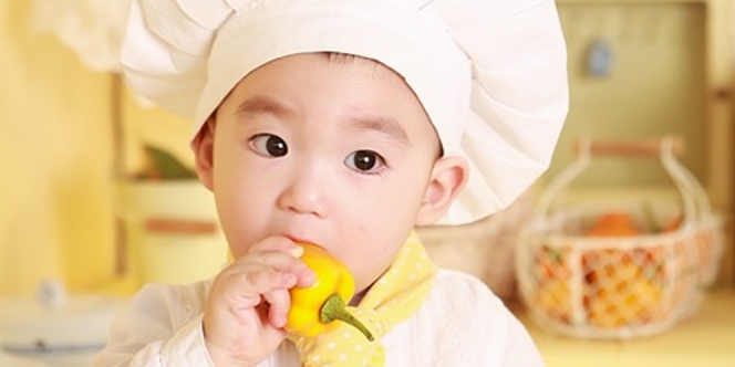Kapan Bayi Sudah Boleh Mulai Konsumsi Makanan Padat?