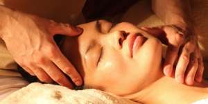 15 Manfaat Facial Wajah di Salon, Bikin Glowing hingga Cegah Penuaan Dini