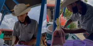 Sungguh Pilu, Kakek Penjual Es Ini Hampir Tak Bisa Jalan Karena Saking Kehausan