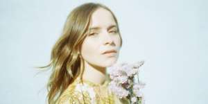 Lirik Lagu When The Lights Go Out - Gabrielle Aplin