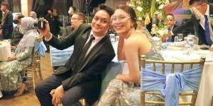 Baru Saja Bertunangan, Ini 10 Potret Mesra Calvin Jeremy dan Novia Santoso