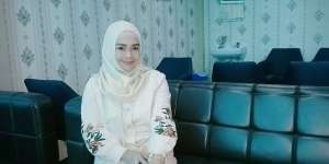 Iyeth Bustami Pamer Rambut Baru, Lepas Hijab?
