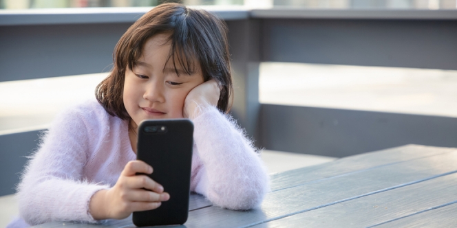 Tips Menjaga Keamanan Anak Saat Menggunakan Smartphone Sendiri