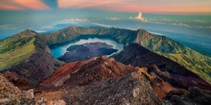 6 Potret Puncak Gunung Terindah di Indonesia, Mana yang Sudah Kamu Taklukkan?