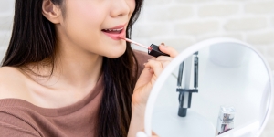 Trik Cerdas Pemakaian Lipstik Matte, Nggak Bakal Kering dan Menggumpal di Bibir