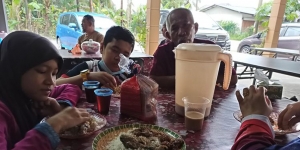 Dikira Warung, Pak Azzam Sekeluarga Ternyata Makan di Rumah Orang