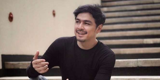 Tidur Pinggir Jalan Sampai Mirip Pemulung, Ini Perjuangan Thomas Djorghi Sebelum Jadi Artis