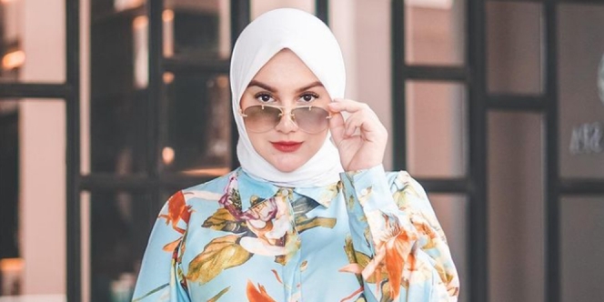 Unggah Foto Liburan, Gaya Hijab Irish Bella Jadi Sorotan Netizen