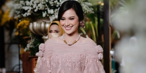 10 Detail Gaun Pernikahan Indah Permatasai, Padukan Gaya Modern dan Baju Bodo Khas Makassar