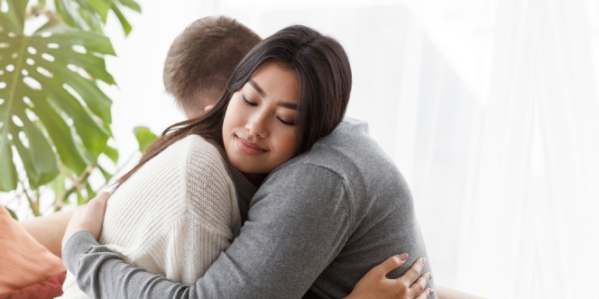 3 Alasan Psikologis Mengapa Kamu Nggak Boleh Mencintai Seseorang Secara Berlebihan