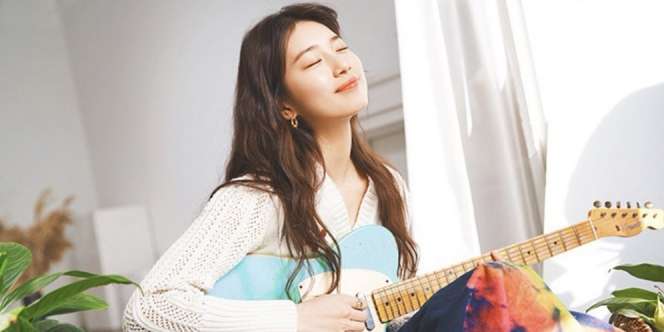 Siapkan Penampilan Khusus untuk Konser 'A Tempo', Ini 9 Potret Bae Suzy Saat Bermain Gitar