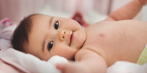 Mulai Kapan Mata Bayi Bisa Melihat dengan Jelas?