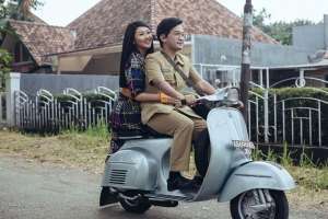 6 Potret Pasangan Selebritis Dandan Jadul, Menghayati Banget!