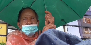 Demi Keluarga, Kakek Ini Tetap Semangat Jualan Walau Diguyur Hujan Deras