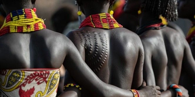 Suku Ini Punya Tradisi Mengukir Tubuh Wanita untuk Buktikan Kedewasaan 