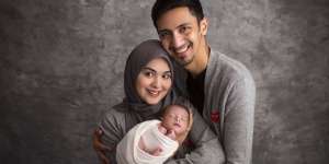 6 Gaya Newborn Photoshoot Anak Vebby Palwinta dengan Tema Arab sampai Barista, Super Gemes!