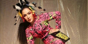 10 Outfit Cetar Titi DJ Saat Manggung, Super Fantastis!